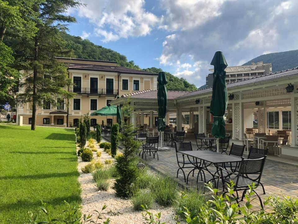 Hotel Versay Băile Herculane Exteriör bild