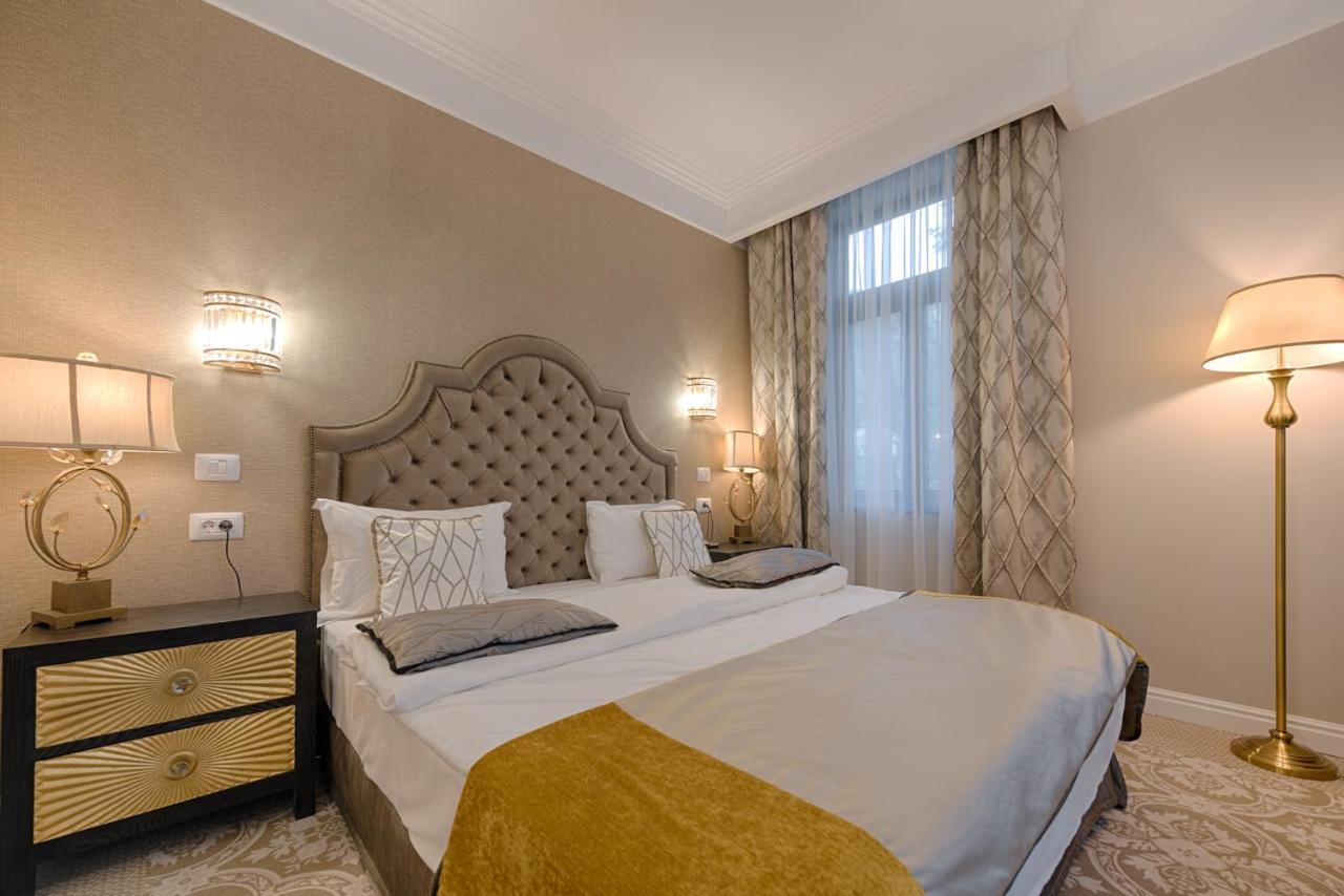Hotel Versay Băile Herculane Exteriör bild