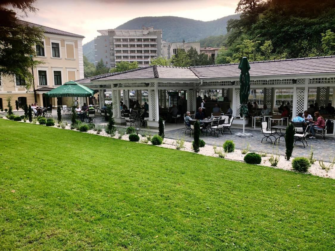 Hotel Versay Băile Herculane Exteriör bild